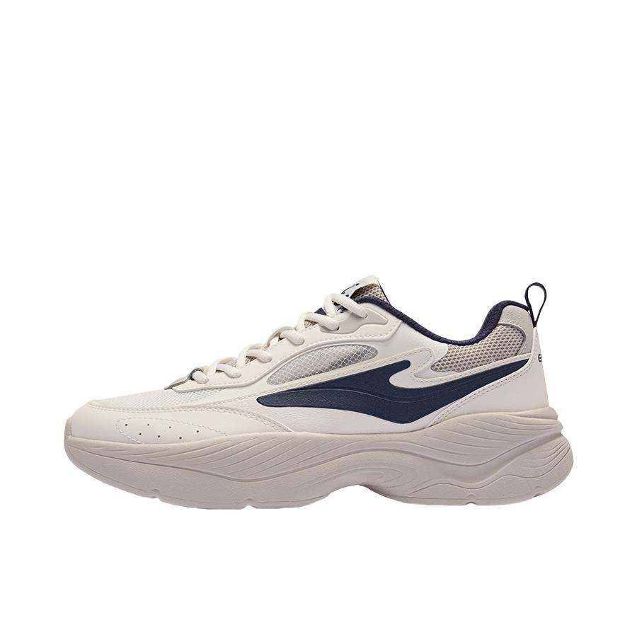 推荐商品：鸿星尔克 狂澜4 运动休闲鞋 厚底简约百搭回弹软底网面增高轻便防滑复古减震 微晶白/宇宙蓝