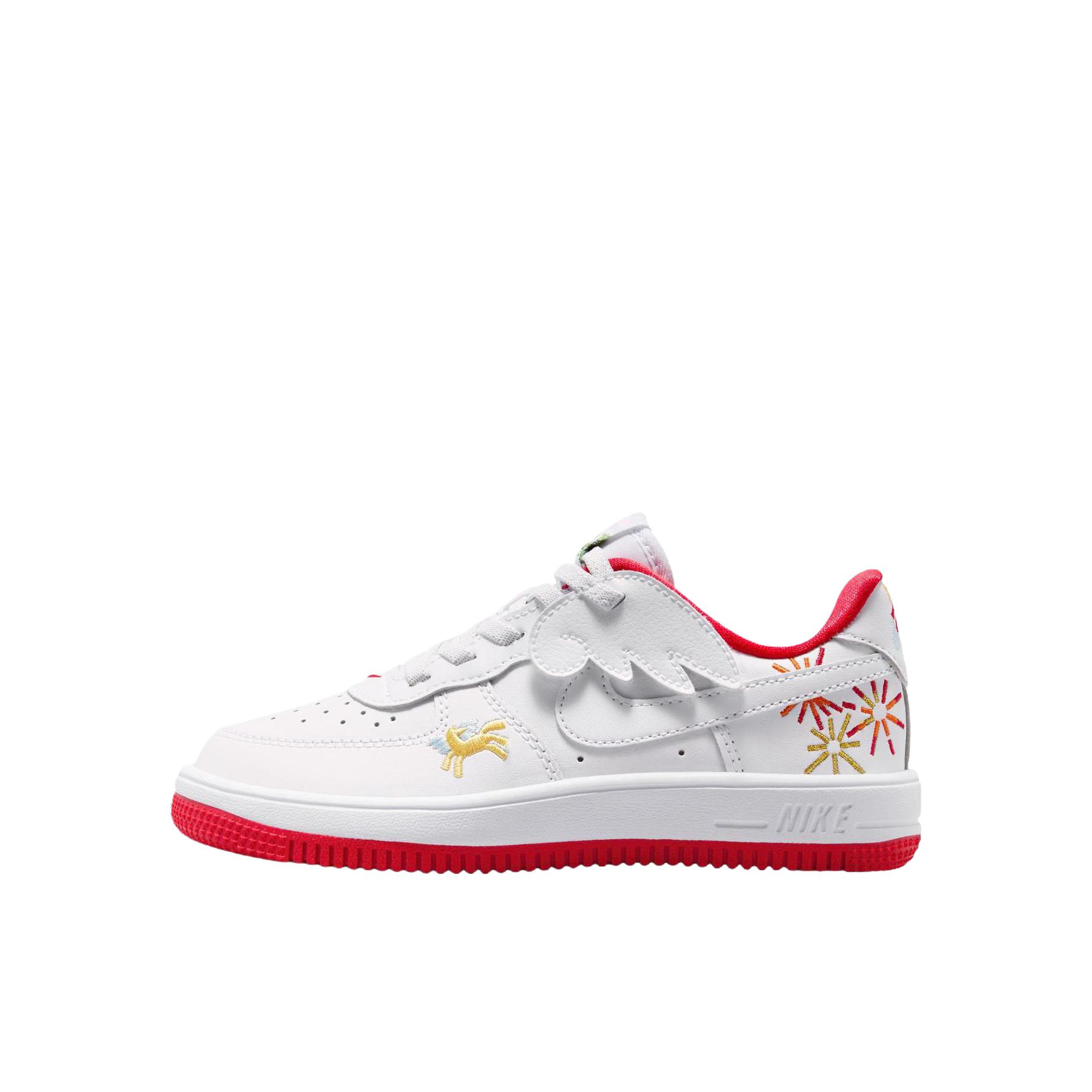 推荐商品：Nike Air Force 1 板鞋儿童 防滑耐磨低帮圆头舒适百搭 脱缰系列/马年限定/小童/白色/大学红/典雅托帕石色/梨绿色