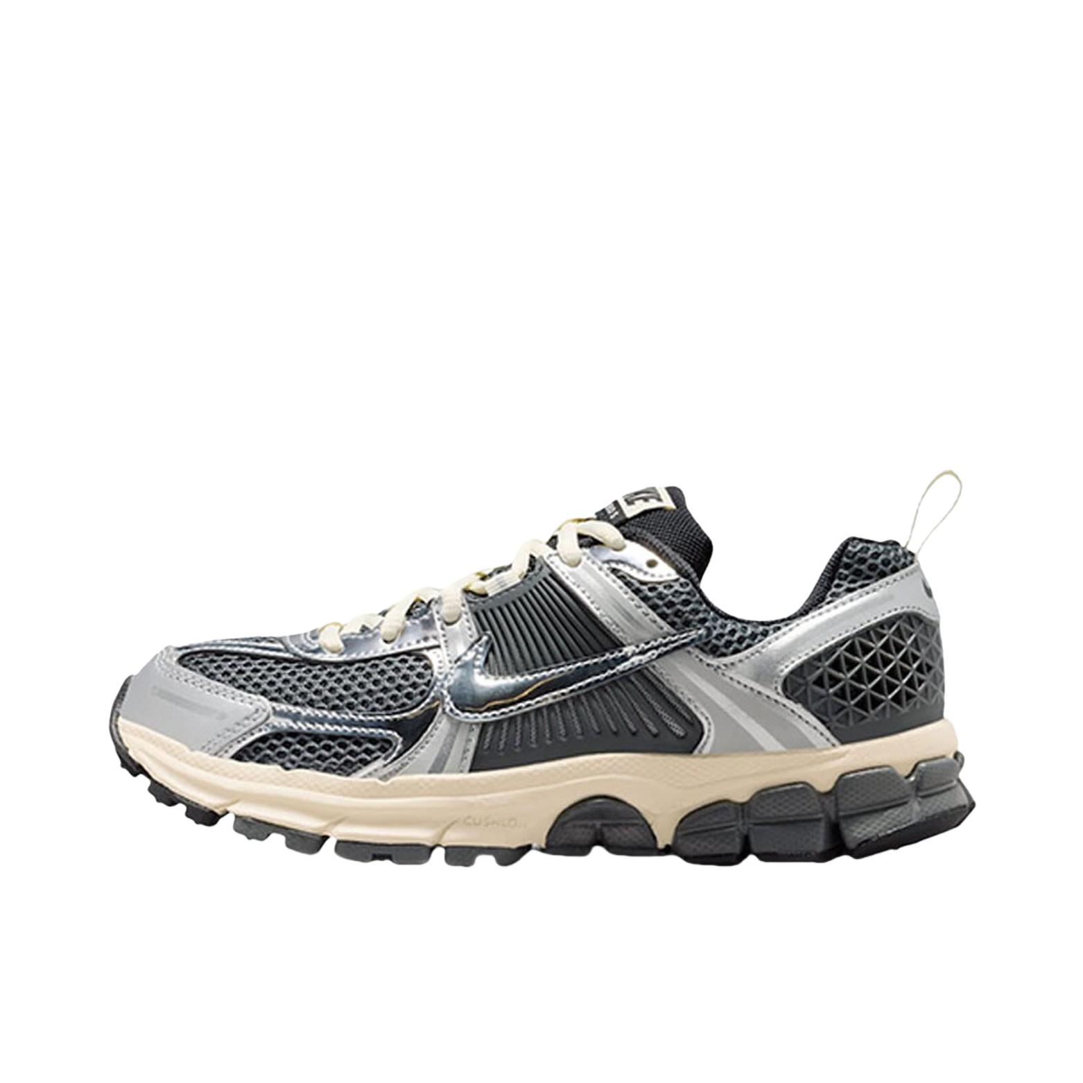 推荐商品：Nike Zoom Vomero 5 跑鞋 舒适缓震网面透气百搭复古支撑训练轻便 大童/黑色/银色