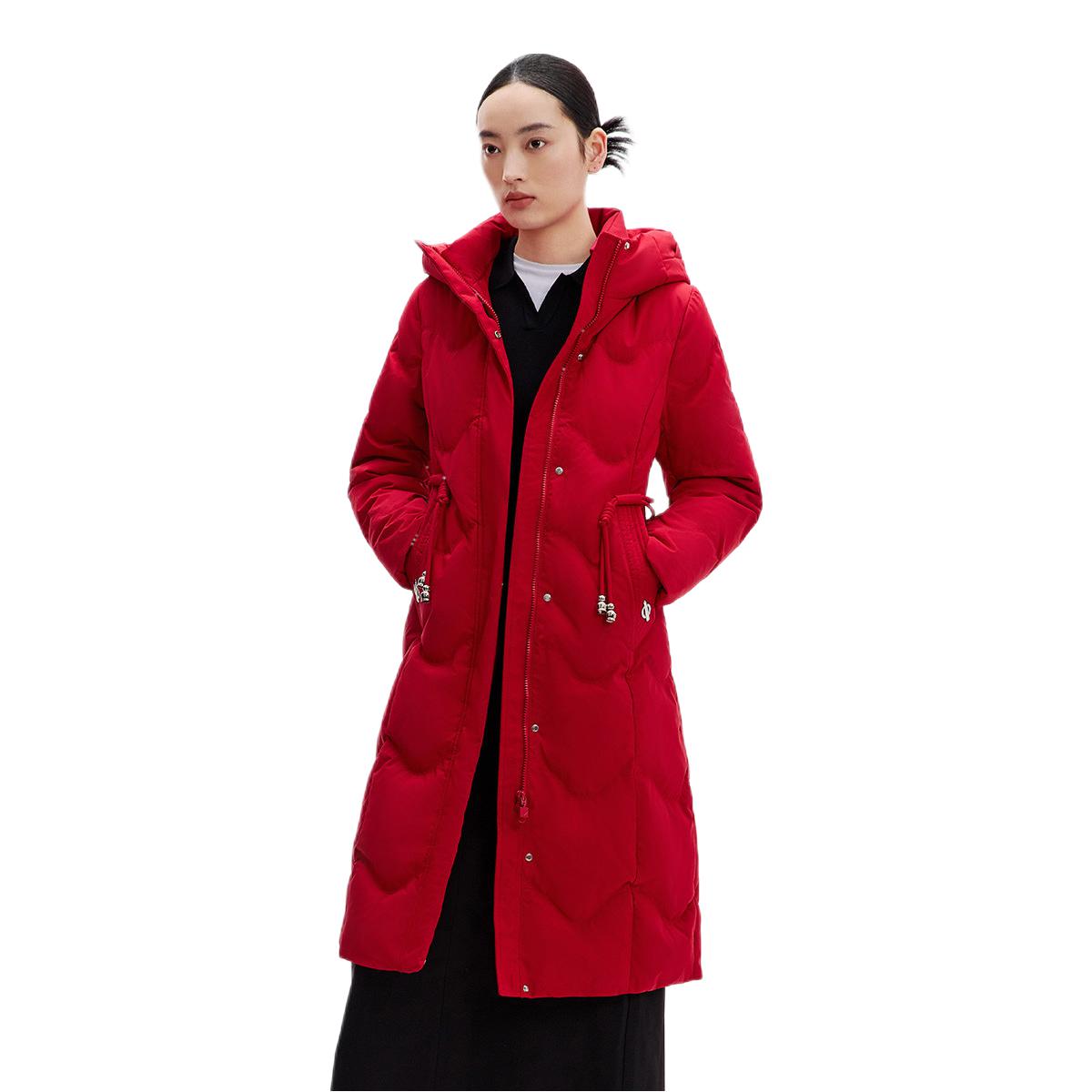 推荐商品：千仞岗 保暖长款防风连帽羽绒服 女装 Y299197Y88105 经典红