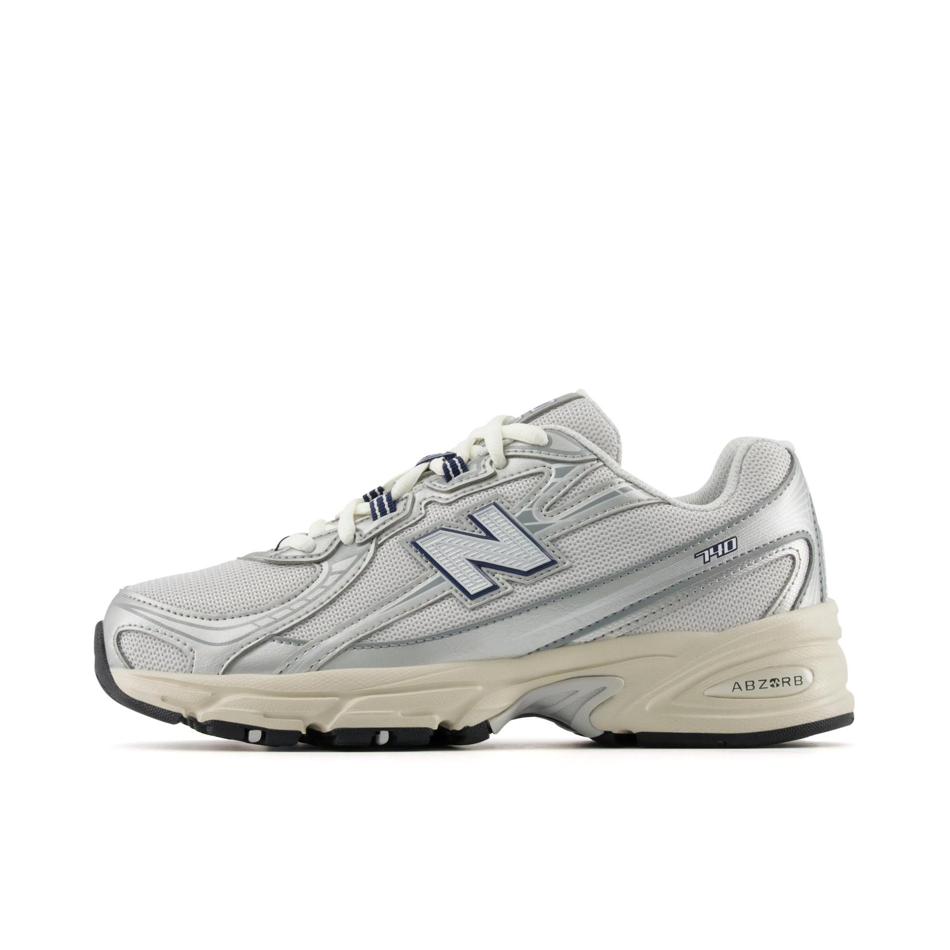 推荐商品：New Balance 740 跑鞋 增高防滑耐磨透气低帮系带拼接圆头千禧风贴合支撑耐穿 大童/奶白色/银色