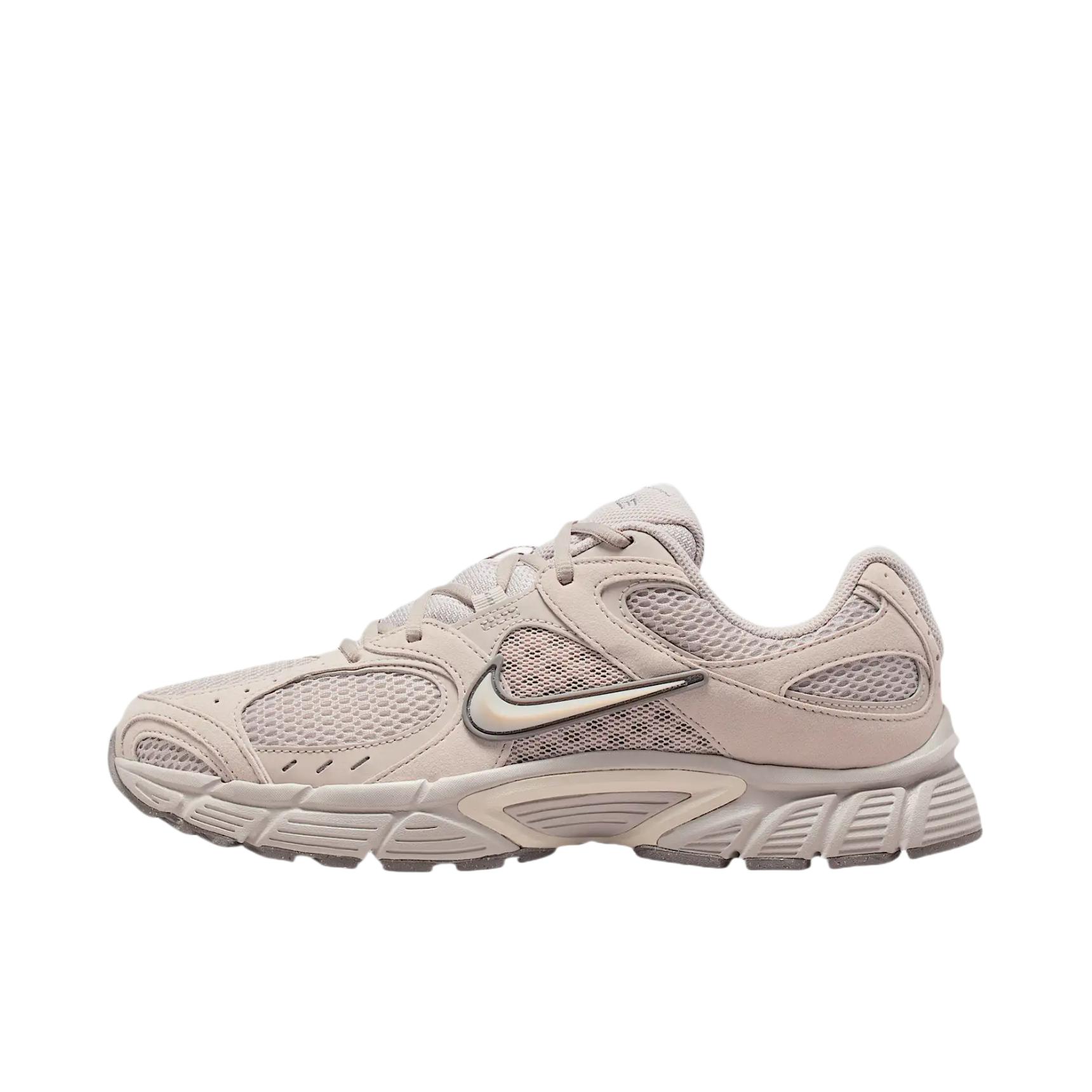 推荐商品：Nike V5 RNR 跑鞋 复古防滑耐磨透气低帮舒适百搭支撑轻便训练抓地贴合圆头 女款/月光粒子/浅矿木棕色