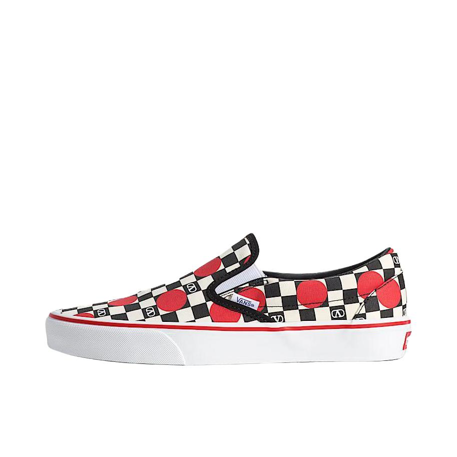 推荐商品：Vans/范斯 Classic Slip-on 防滑 简约 棋盘格 一脚蹬 百搭 休闲 帆布鞋 Valentino Garavani联名/白色/黑色