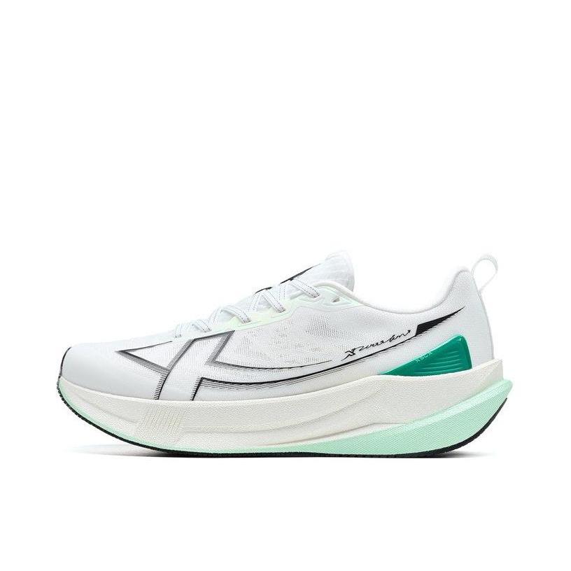 推荐商品：特步 两千公里五代 跑鞋 耐磨减震系带公路回弹体测训练网面竞速防滑轻便冬季包裹性软底马拉松缓震情侣长跑 青松拿下