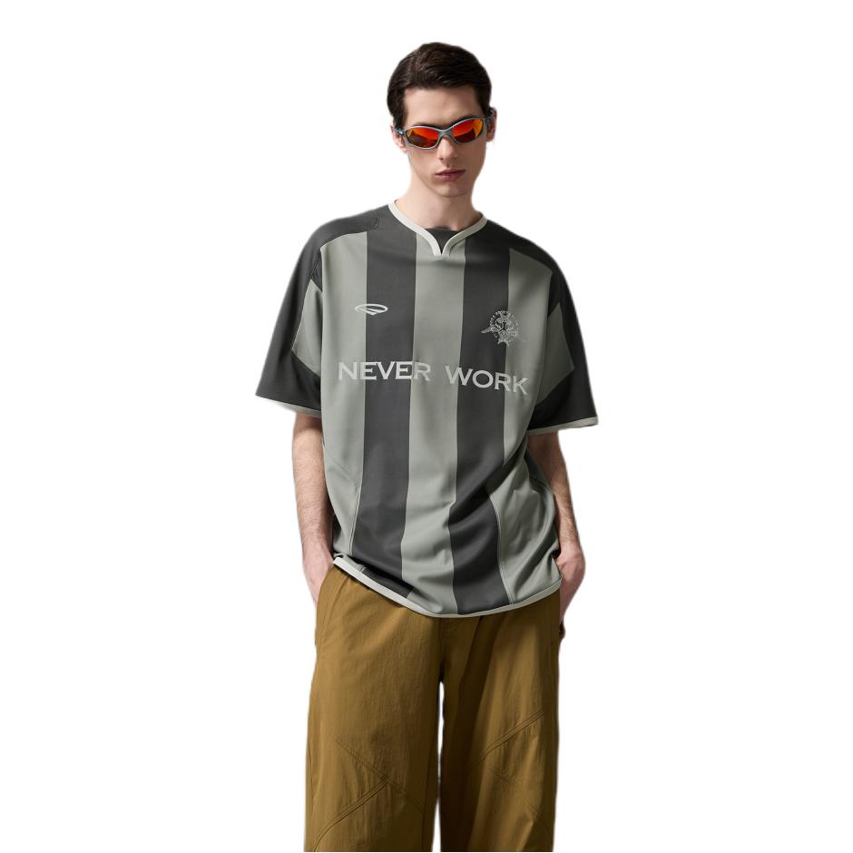 推荐商品：Organic Emotion/原始情绪 落肩袖V领条纹短袖足球服 黑灰