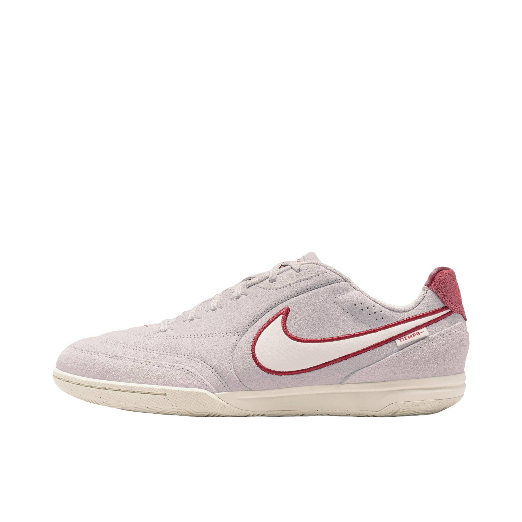 推荐商品：Nike Tiempo Streetgato LE IC 足球鞋 平底系带厚底圆头 温和冷月光/粉色/队红色