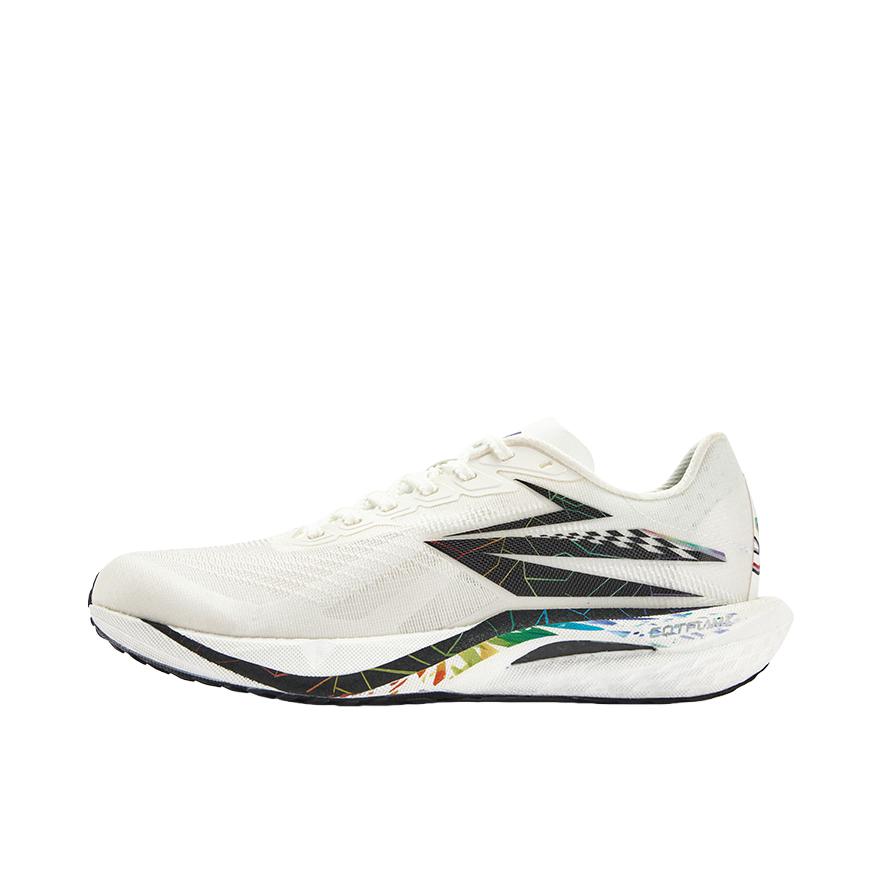 推荐商品：361度 飚速5pro 跑鞋 中考竞速透气减震体测训练短跑防滑田径长跑稳定马拉松 白色/黑色