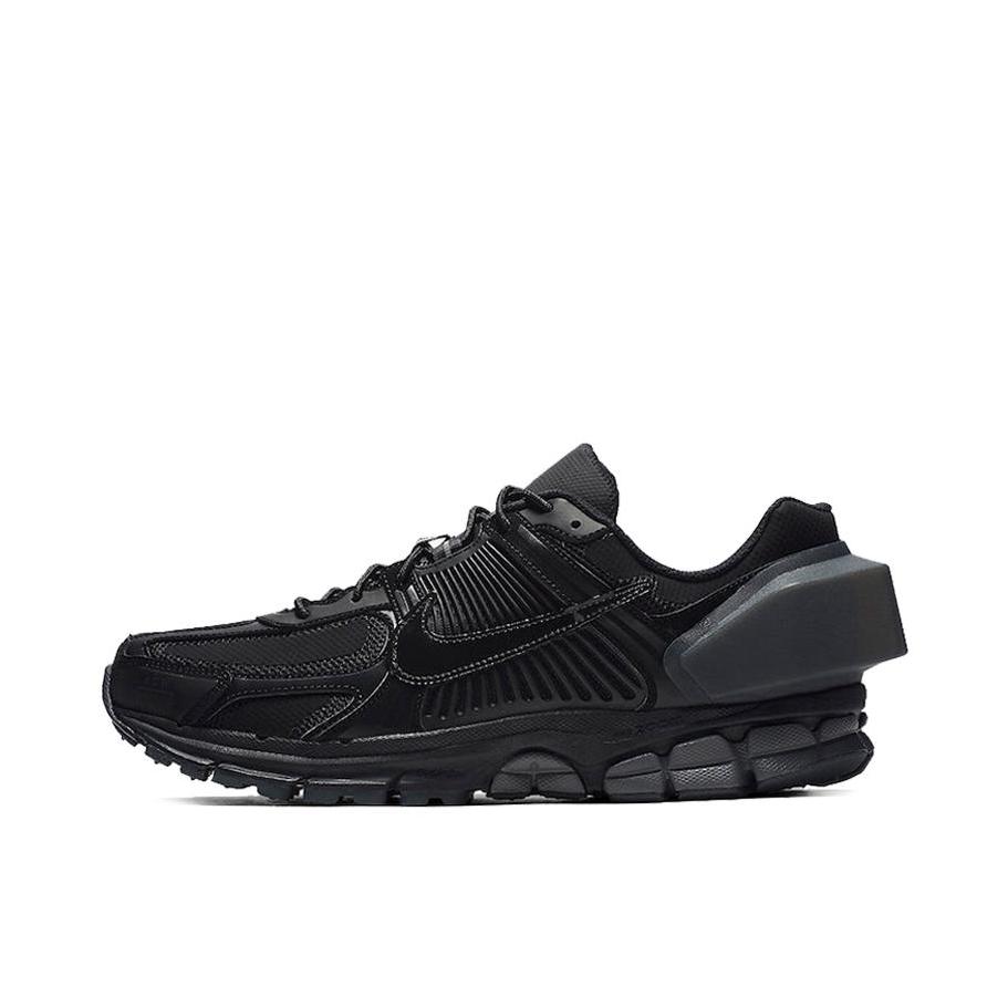 推荐商品：Nike Zoom Vomero 5 跑鞋 舒适缓震网面透气百搭复古支撑训练轻便 Black A COLD WALL联名/纯黑
