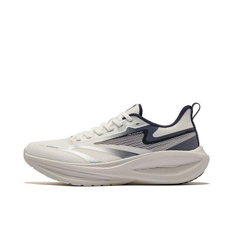 推荐商品：鸿星尔克 乘风4 跑鞋 缓震轻便回弹舒适 微晶白/宇宙蓝