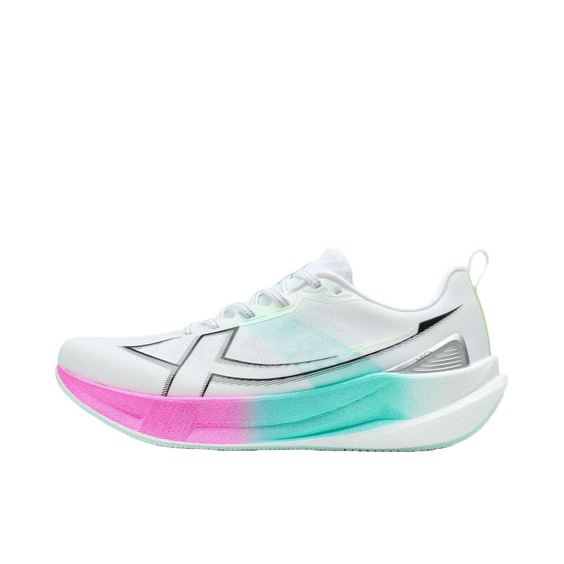 推荐商品：特步 两千公里五代 跑鞋 耐磨减震系带公路回弹体测训练网面竞速防滑轻便冬季包裹性软底马拉松缓震情侣长跑 樱花/经典白/澈青蓝/黑色