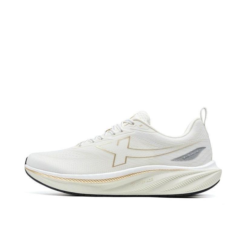 推荐商品：特步 薄底香菜2代 无板 跑鞋 系带包裹性回弹网面体测训练减震轻便 帆白色/新金属金