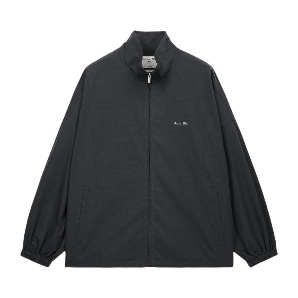 推荐商品：matin kim 徽标拉链立领薄款长袖夹克 MK2611JP308UCH 炭灰