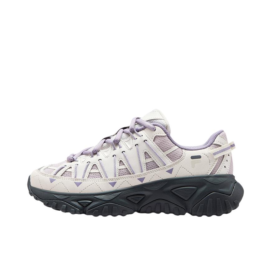 推荐商品：FILA/斐乐 FREEROAM 漫游鞋 户外休闲鞋 百搭透气舒适时尚轻便防滑越野减震徒步鞋 女款/奶白色/灰熏紫