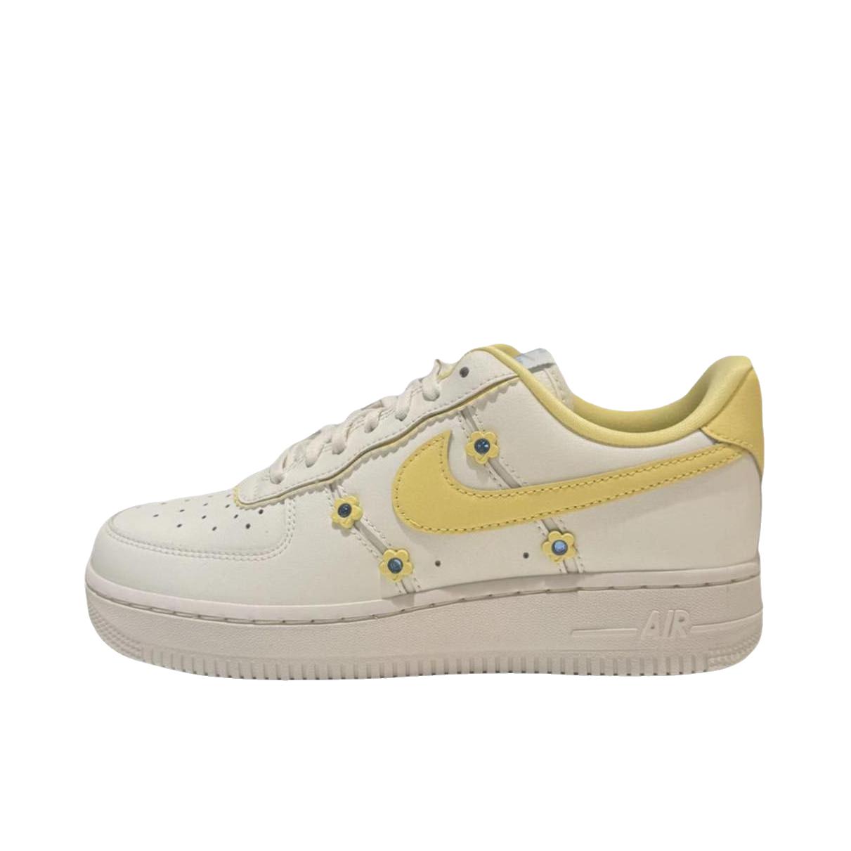 推荐商品：Nike Air Force 1 空军一号 板鞋 轻便舒适百搭耐磨防滑复古 女款/白色/姜黄色