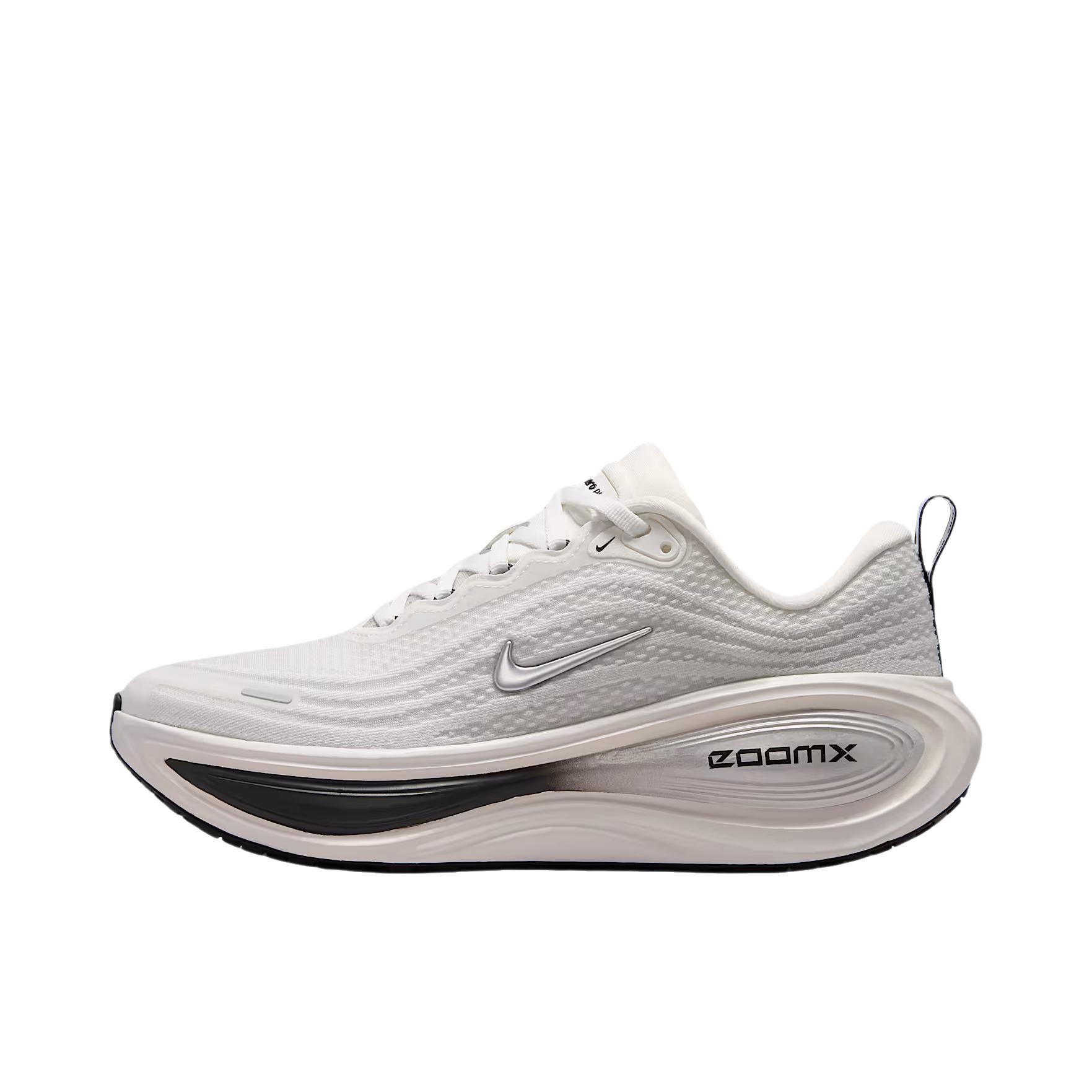 推荐商品：Nike Vomero Plus 超级迈柔 跑鞋 耐磨系带回弹网布支撑缓震轻便训练防滑贴合圆头 峰白色/帆白色/炭黑色/金属银
