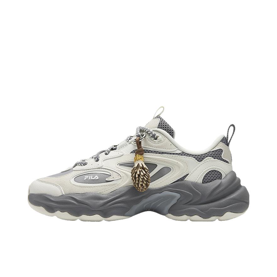 推荐商品：FILA/斐乐 PIGNA 运动休闲鞋 复古轻便增高 女款/豆腐白/神秘灰