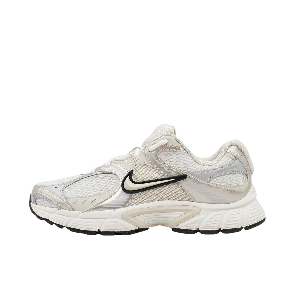 推荐商品：Nike V5 RNR 跑鞋 复古防滑耐磨透气低帮舒适百搭支撑轻便训练抓地贴合圆头 米色/黑色