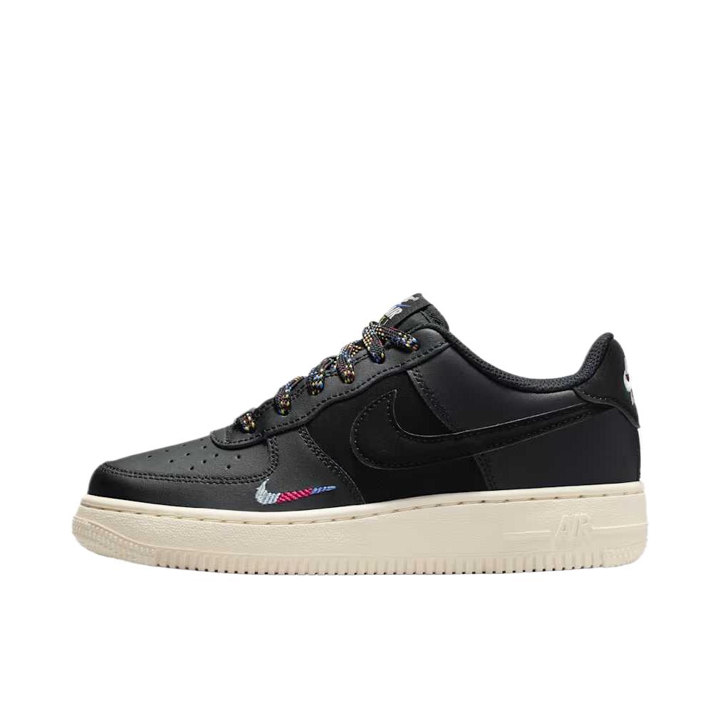 推荐商品：Nike Air Force 1 空军一号 板鞋 轻便舒适百搭耐磨防滑复古 大童/黑色/土星金/彗星蓝