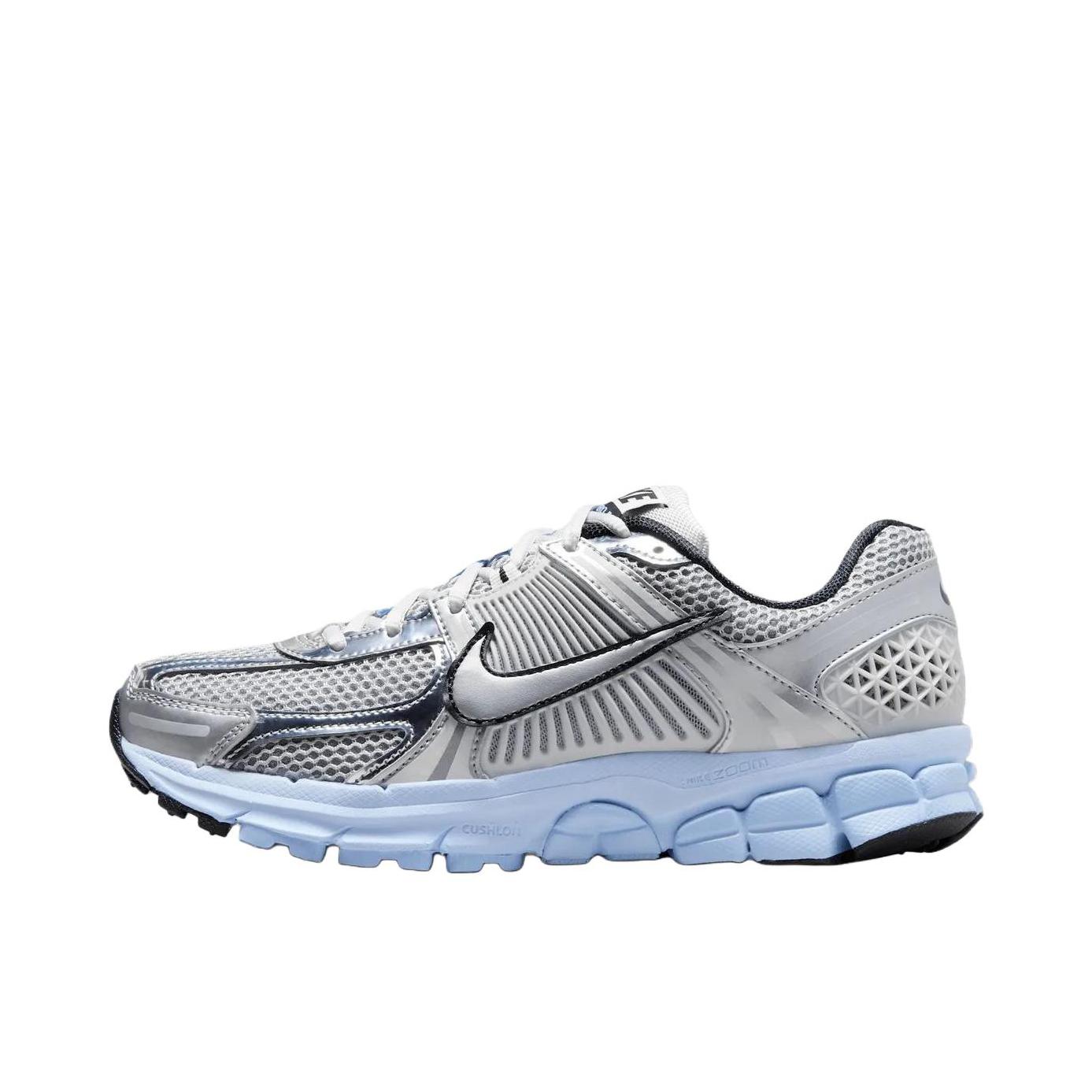 推荐商品：Nike Zoom Vomero 5 跑鞋 舒适缓震网面透气百搭复古支撑训练轻便 银色/浅蓝色
