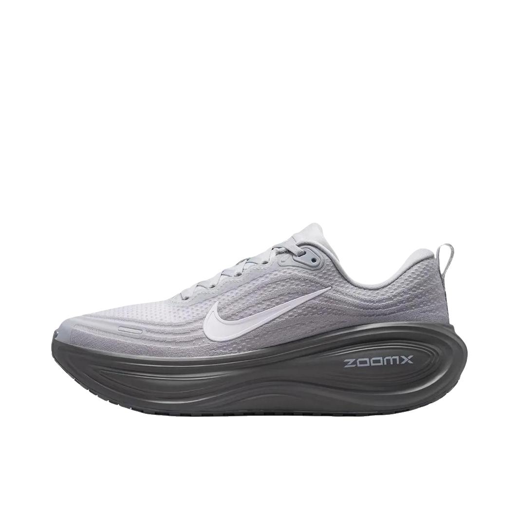 推荐商品：Nike Vomero Plus 超级迈柔 跑鞋 耐磨系带回弹网布支撑缓震轻便训练防滑贴合圆头 浅灰色/深灰色