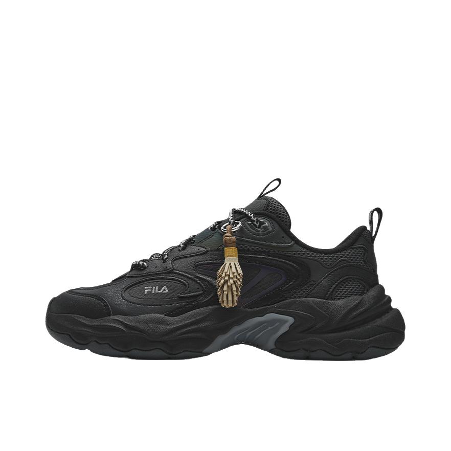 推荐商品：FILA/斐乐 PIGNA 运动休闲鞋 复古轻便增高 黑色/影黑色/灰色