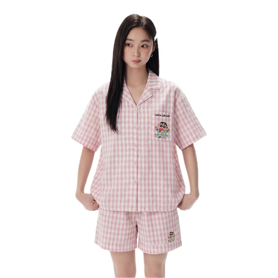 推荐商品：QINZUIMAO/亲嘴猫 x Crayon Shinchan/蜡笔小新 2026SS 联名翻领卡通格子短袖睡衣套装 女装 Y62013 粉/有胸垫款