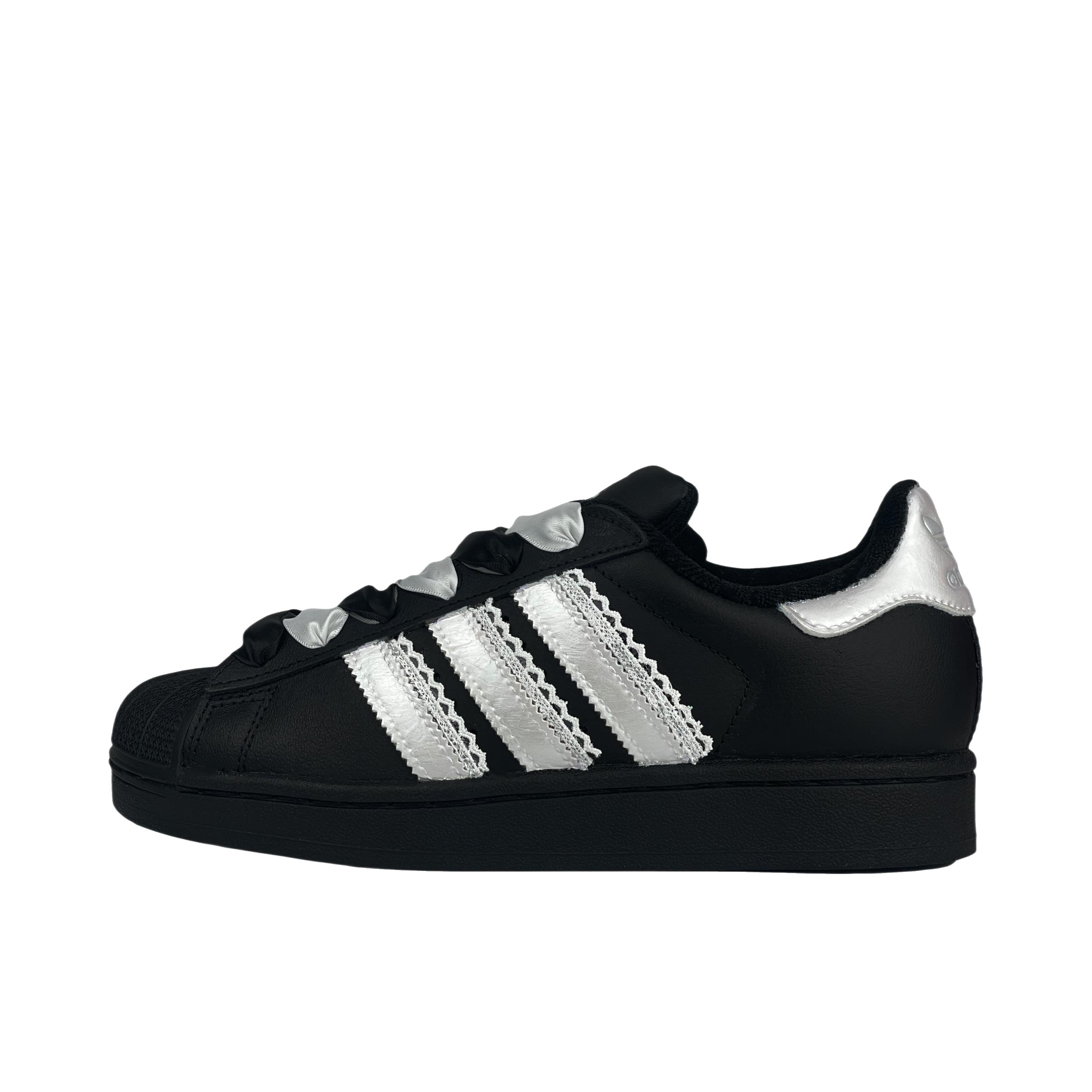 推荐商品：【定制球鞋】 adidas Originals Superstar 板鞋 防踢减震防滑耐磨百搭潮流时尚合成革贝壳头 女款/哥特银饰