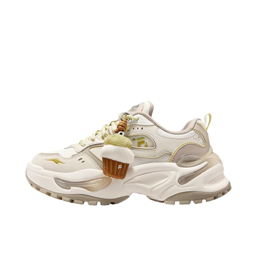 推荐商品：【赵露思同款】FILA/斐乐 软糖 时尚潮流 舒适百搭 防滑耐磨 运动休闲鞋 T12W511002F 女款/雪白色/桦树棕