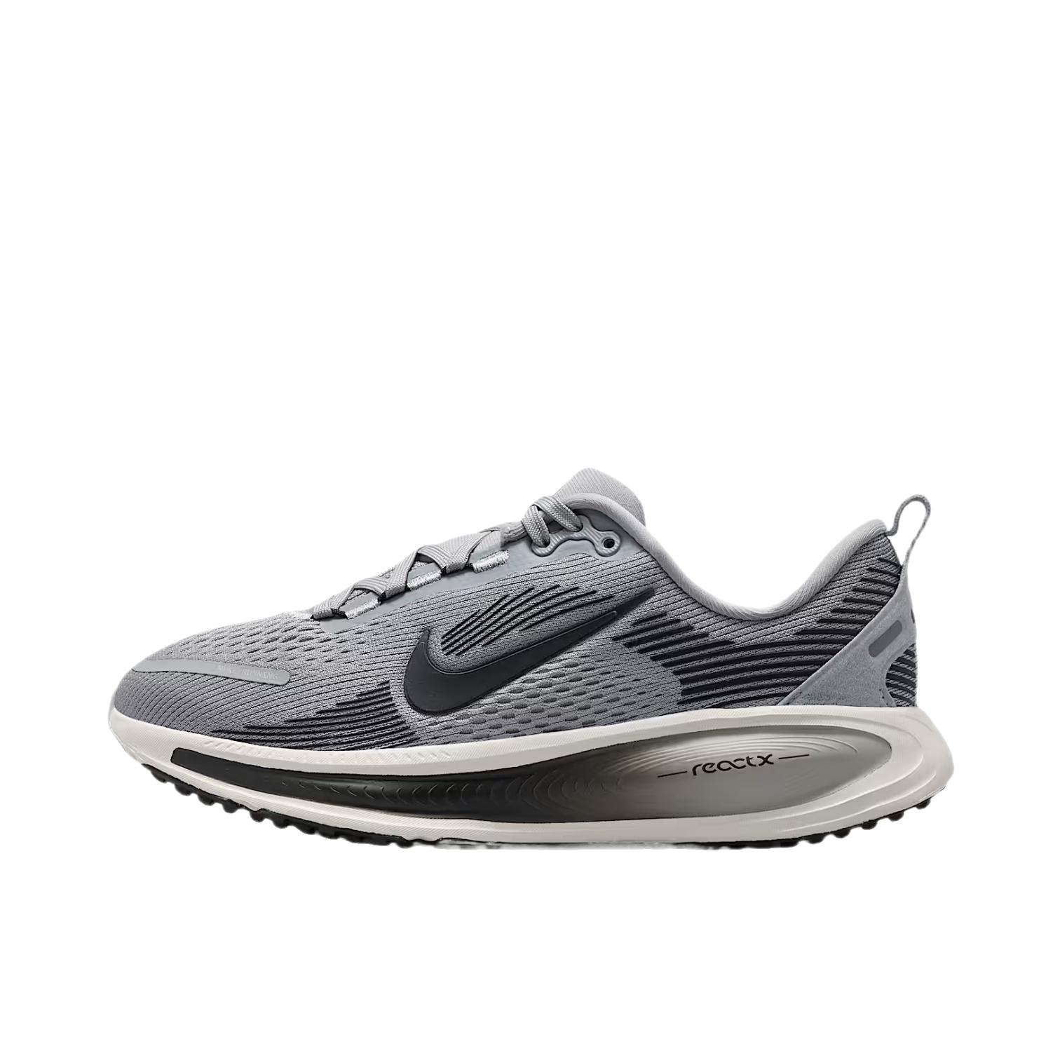推荐商品：Nike Vomero 18 跑鞋 减震防滑低帮厚底训练轻便短跑贴合防水 大童/狼灰色/纯铂金/峰白/炭黑色