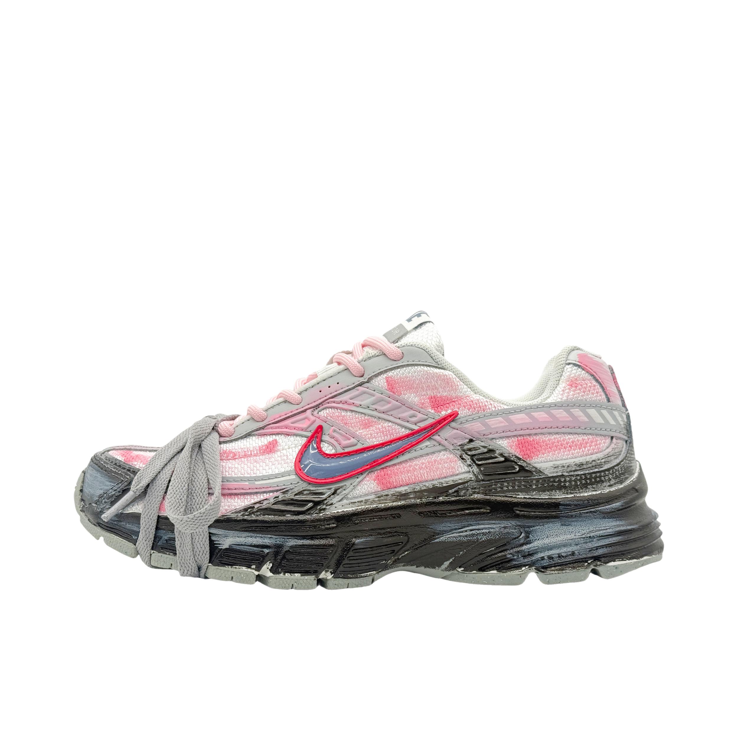 推荐商品：【定制球鞋】 Nike Initiator 跑鞋 做旧机能减震轻便网布透气防滑耐磨织物舒适支撑合成革休闲百搭 幻粉漩途