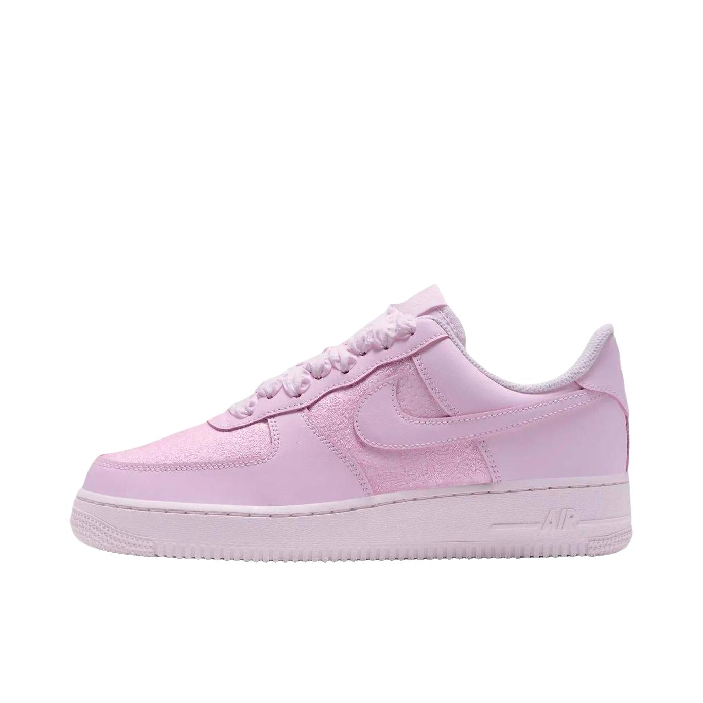推荐商品：Nike Air Force 1 空军一号 板鞋 轻便舒适百搭耐磨防滑复古 女款/嫩粉色