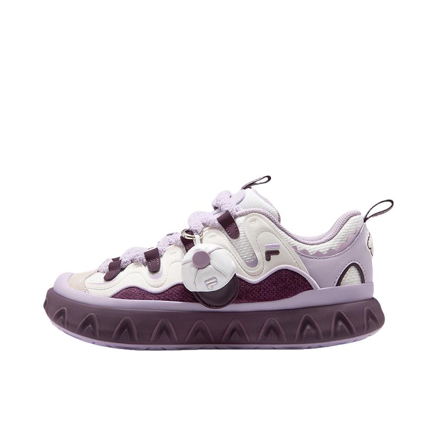 推荐商品：FILA/斐乐 WORKWEAR 板鞋 增高减震厚底 潦草小狗联名/女款/糖果白/靓兰紫