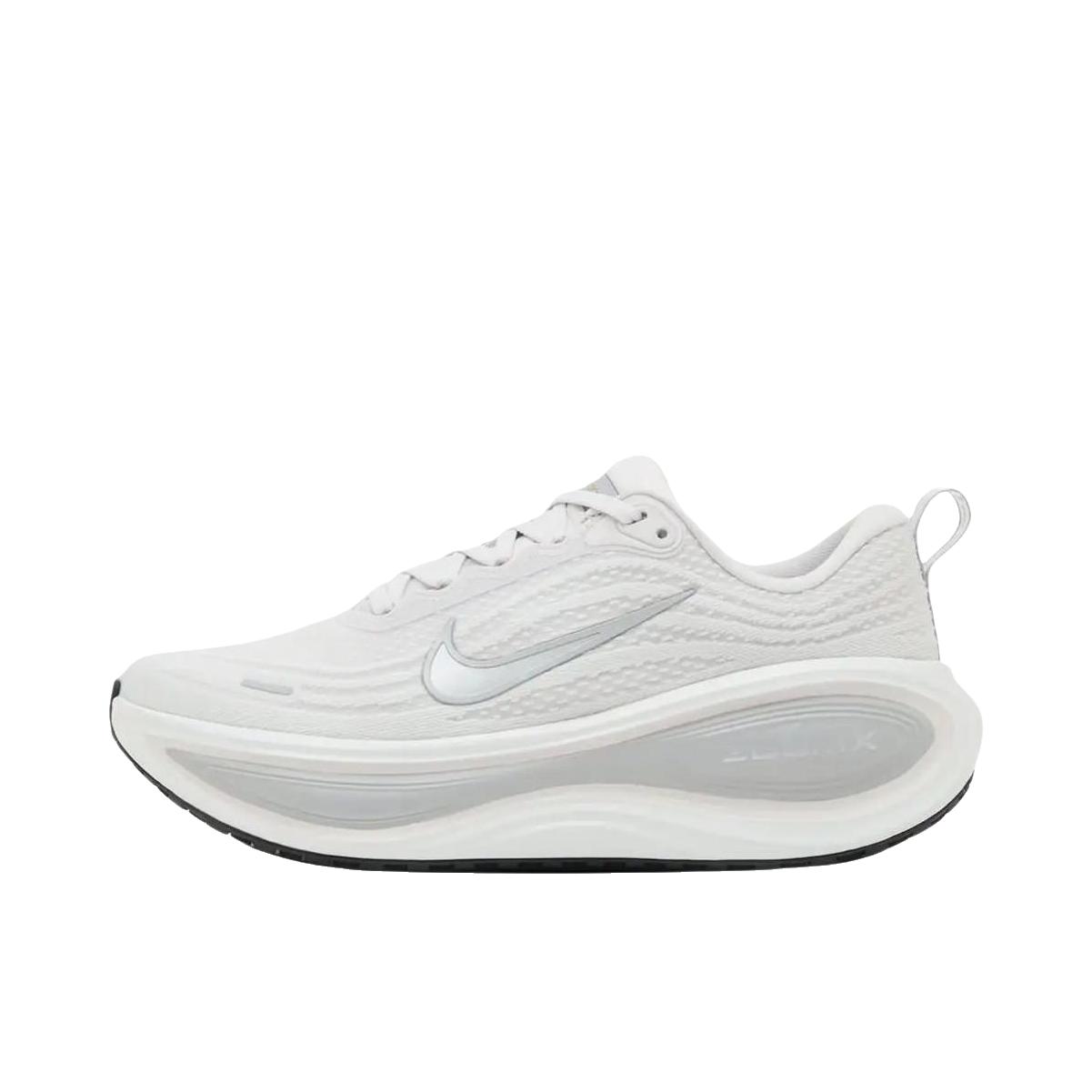推荐商品：Nike Vomero Plus 超级迈柔 跑鞋 耐磨系带回弹网布支撑缓震轻便训练防滑贴合圆头 低帮/浅灰色