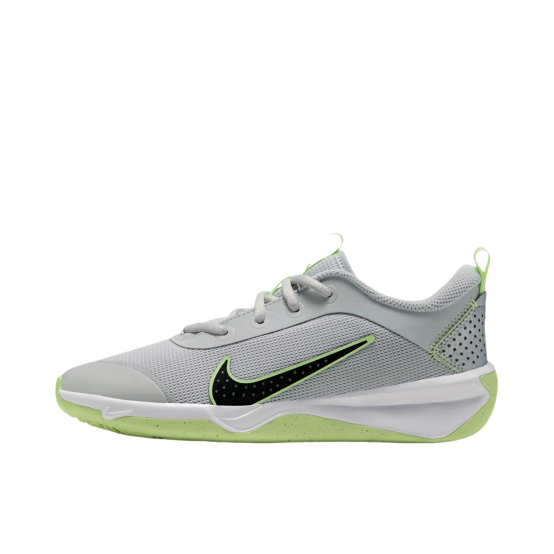 推荐商品：Nike Omni Multi-Court 缓震耐磨 网面透气 室内综合 舒适 运动休闲鞋 大童/尘光子色/黑色/微黄绿/金属银