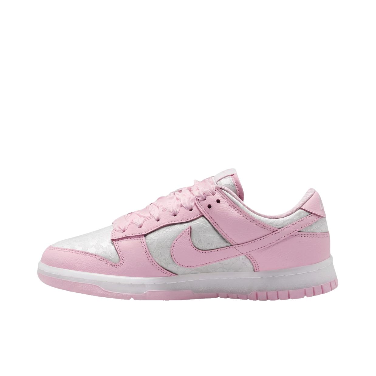 推荐商品：Nike Dunk 板鞋 经典复古百搭 低帮/白色/泡沫粉