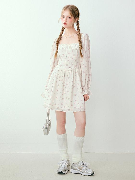 推荐商品：LEDiN/乐町 纯欲韩系短款长袖方领连衣裙 女装 CWFAE1493 米白