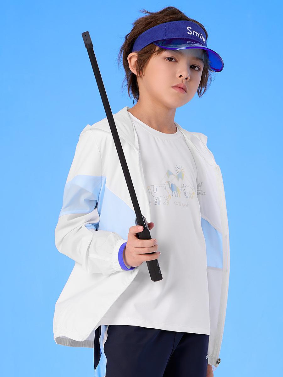 推荐商品：Camel/骆驼童装  聚酯纤维连帽LOGO防晒衣 中大童 N11XBA9E037S7501 无际白/元界蓝/宝石蓝