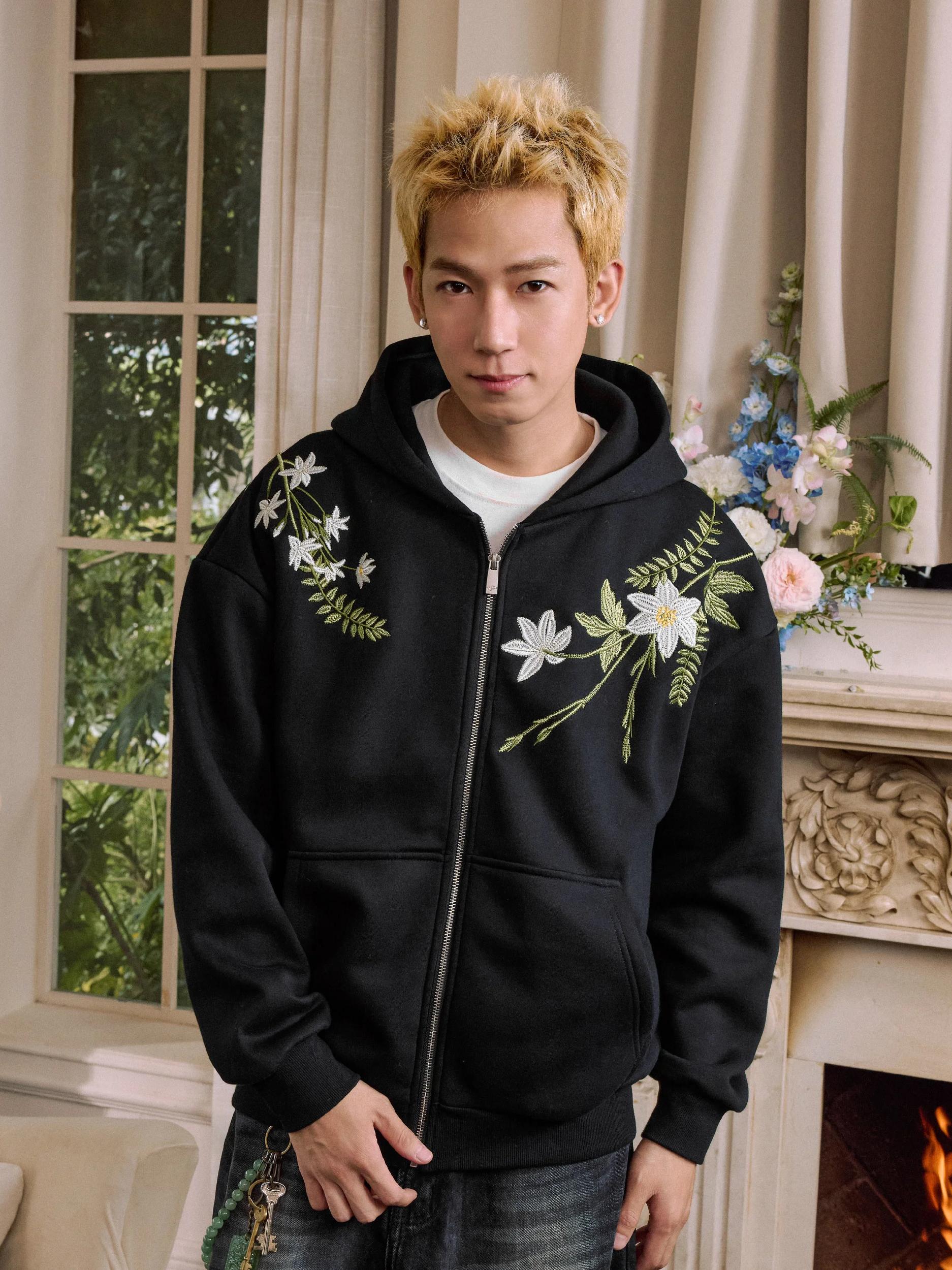 推荐商品：【陈奕恒同款】Harsh and cruel/桀骜不驯 植物系绿植花卉环绕繁花刺绣过肩撞色棉混纺连帽加绒绕领长袖卫衣 HL243030224 黑