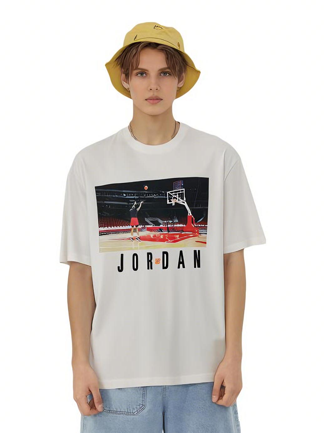 推荐商品：【阿尔卡拉斯同款】Undefeated x Jordan 联名胶囊系列人物印花透气落肩袖纯棉短袖T恤 DX6030-100 白