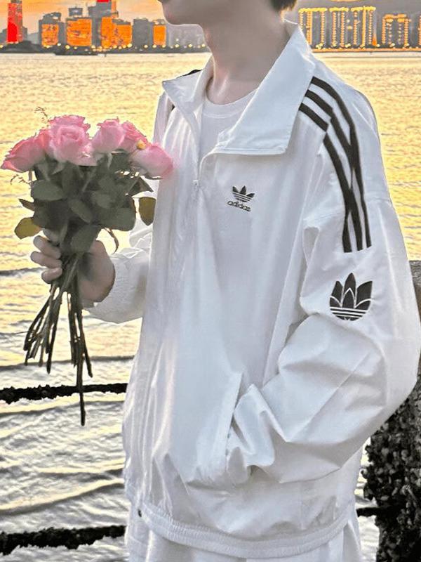 推荐商品：【徐梦洁同款】adidas Originals 三叶草系列复古风侧边三条纹刺绣单拉链立领长袖防风梭织加绒夹克 JI7533 JI7534 JI7535 GN1862 亮白