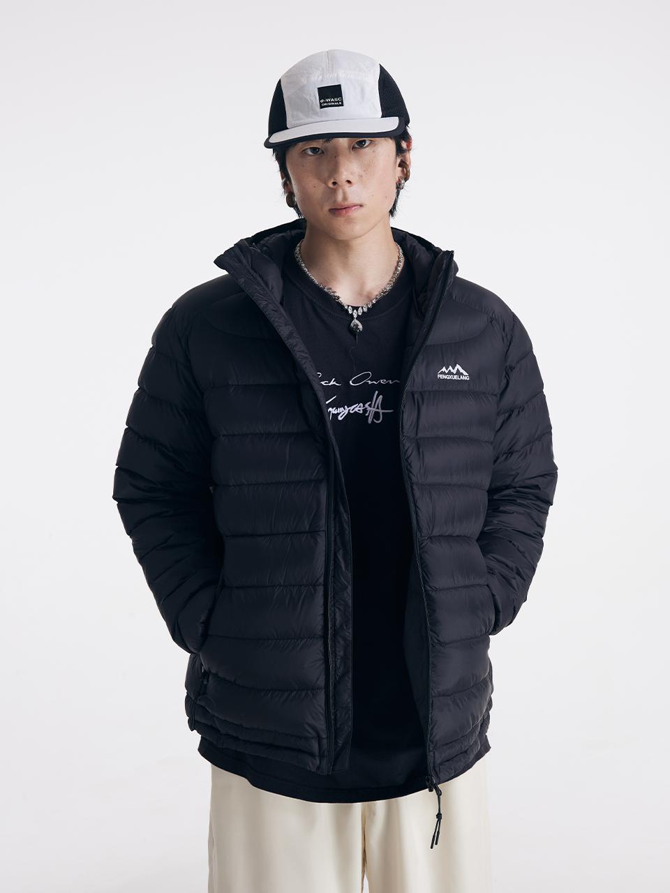 推荐商品：【许杨玉琢同款】FENGXUELANG 纯色防风防水拉链绗缝可收纳内胆连帽羽绒服 男女同款 23030 黑