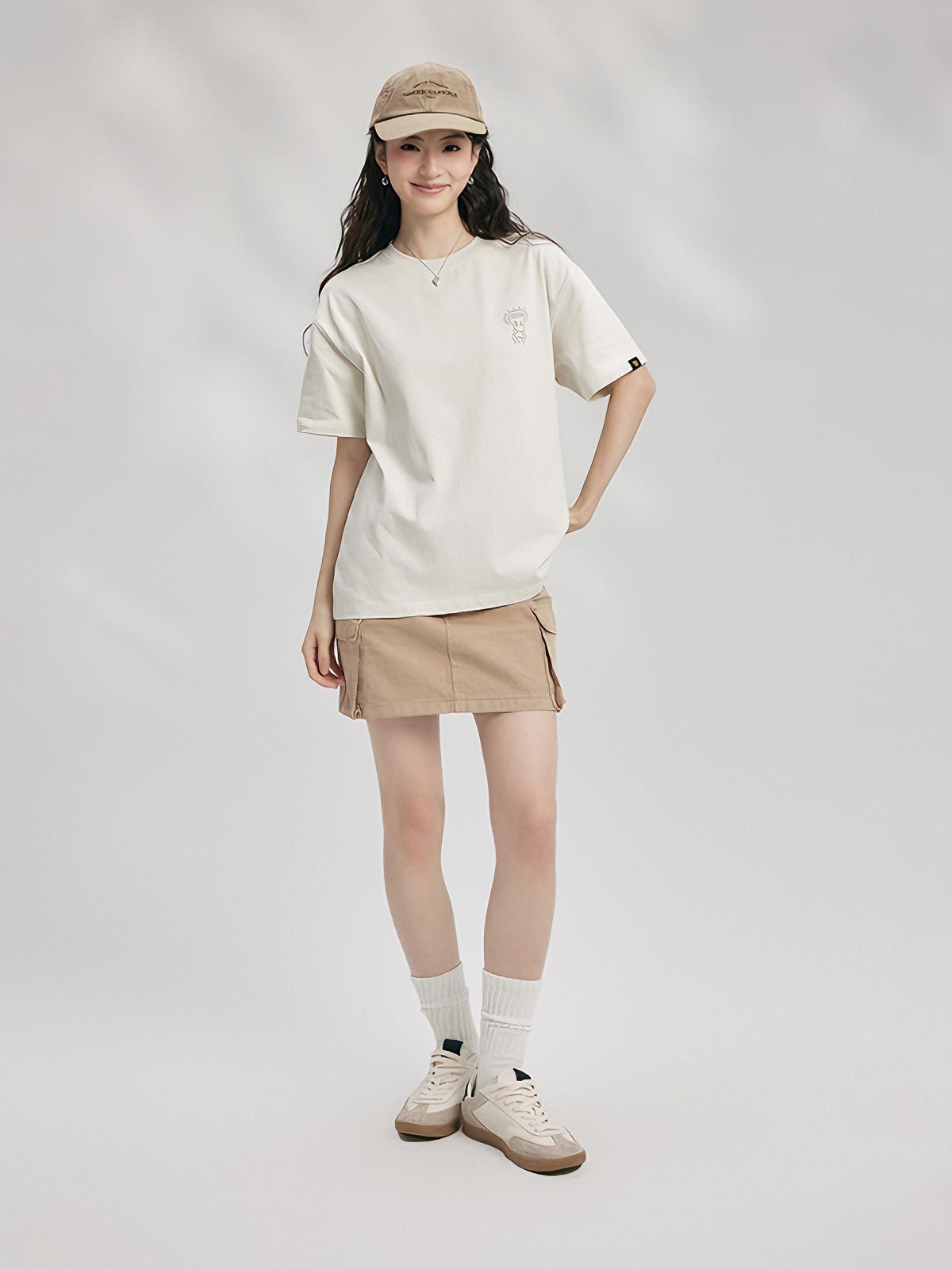 推荐商品：【theshy同款】Dangerous People 纸袋人刺绣标志圆领套头短袖T恤 O212TSH413JL 米灰