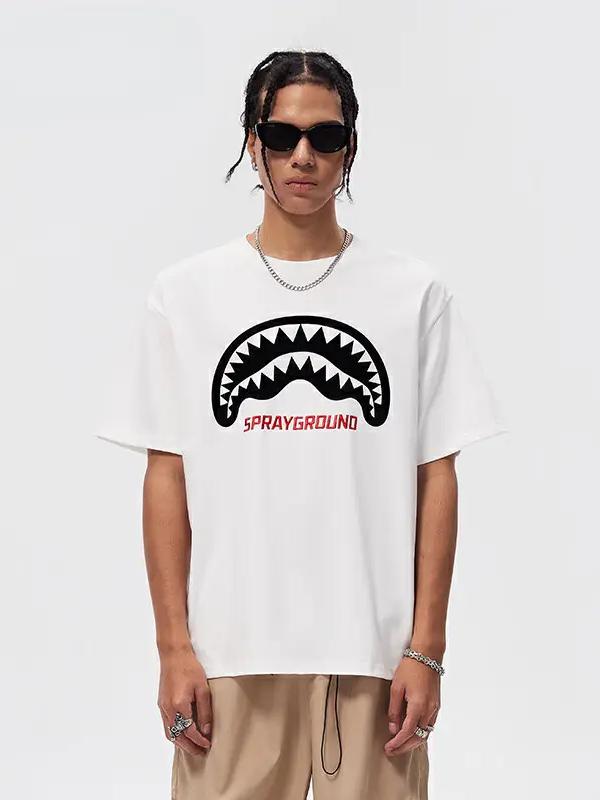 推荐商品：sprayground  鲨鱼嘴印花美式圆领短袖T恤 WE020207 白