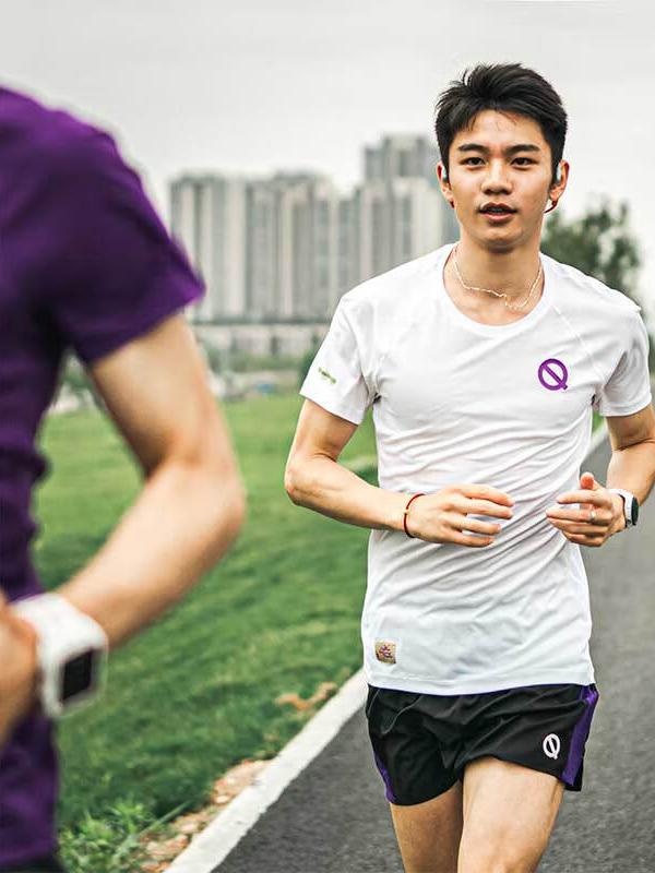 推荐商品：QINKUNG/轻功体育 速干系列跑步系列印花款修身套头圆领短袖T恤 QKM013 白