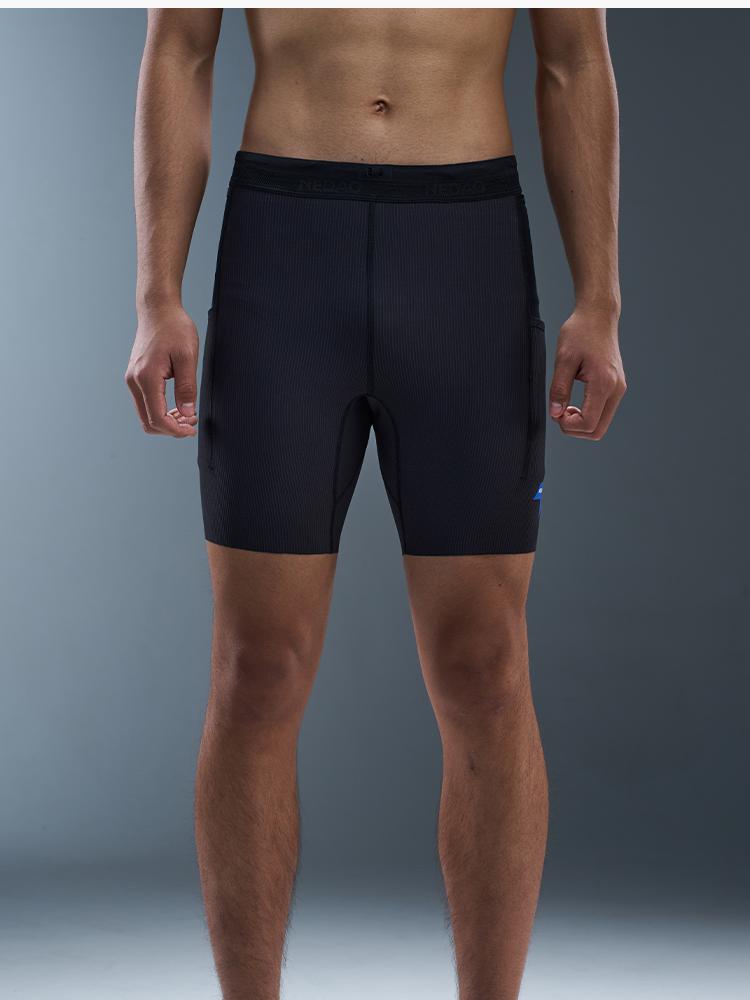 推荐商品：NEDAO/内道 汗隐痕条纹印花四分半弹压缩后腰口袋紧身裤 B3BE2007 夜跑黑