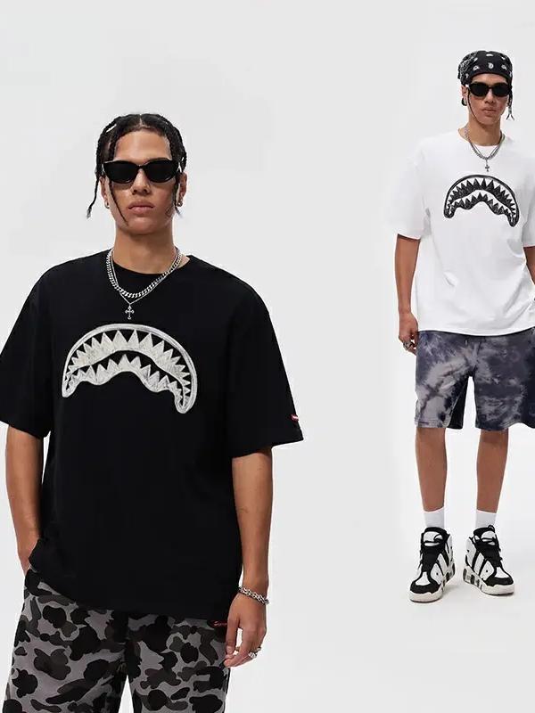 推荐商品：sprayground 极光鲨鱼嘴印花直筒圆领短袖T恤 WE020229 黑
