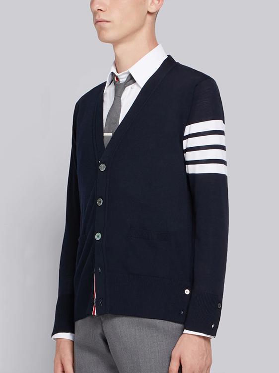 推荐商品：Thom Browne 后背刺绣小狗图案四条纹羊毛针织衫 男女同款 蓝