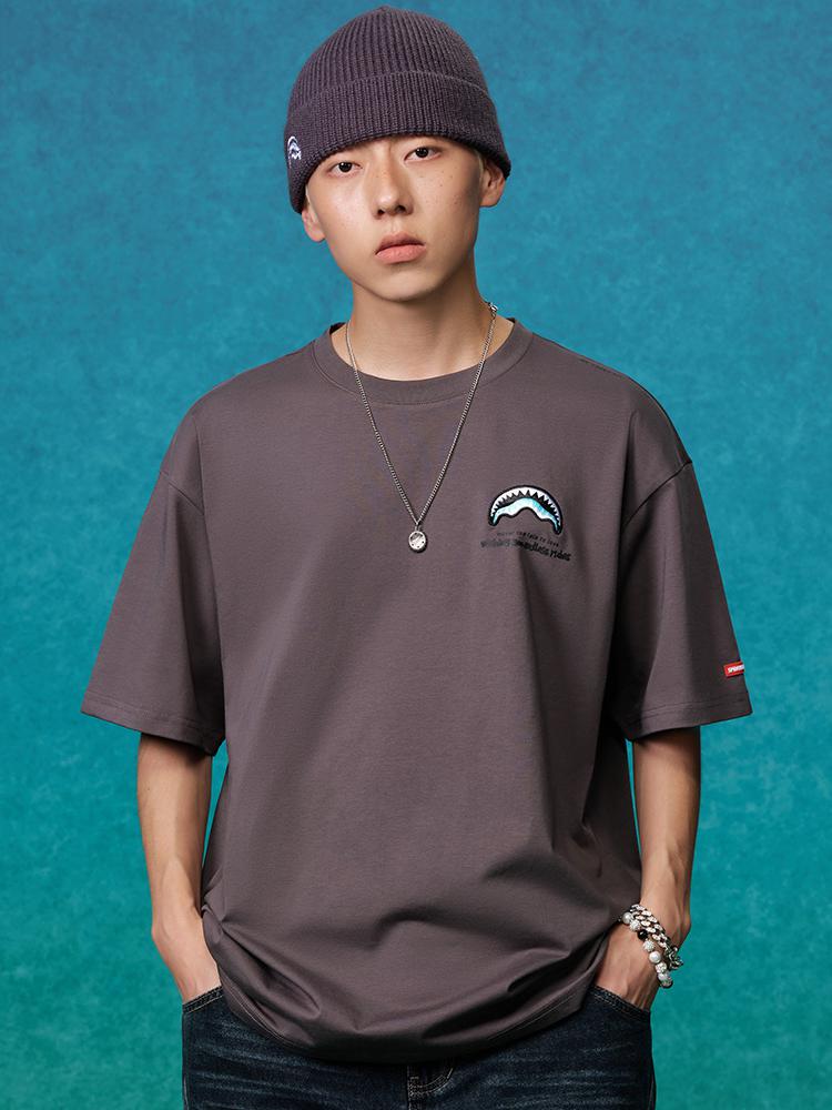 推荐商品：【左奇函同款】sprayground x 野丸子 联名鲨鱼嘴棉混纺圆领亲肤短袖T恤 WE120262 深灰