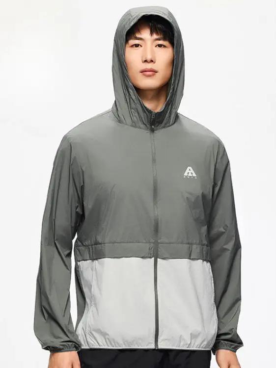 推荐商品：安踏 大地之壳系列轻量化防风防泼水抗紫外线冰丝透气梭织长袖连帽轻壳防晒衣 952427607 深褐灰 