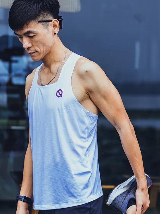 推荐商品：QINKUNG/轻功体育 导汗大师系列吸湿速干透气针织合身方领背心 QK-M230057 男款/欢乐白